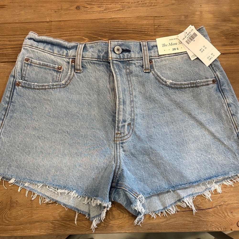 Abercrombie High Rise Mom Short size 28
